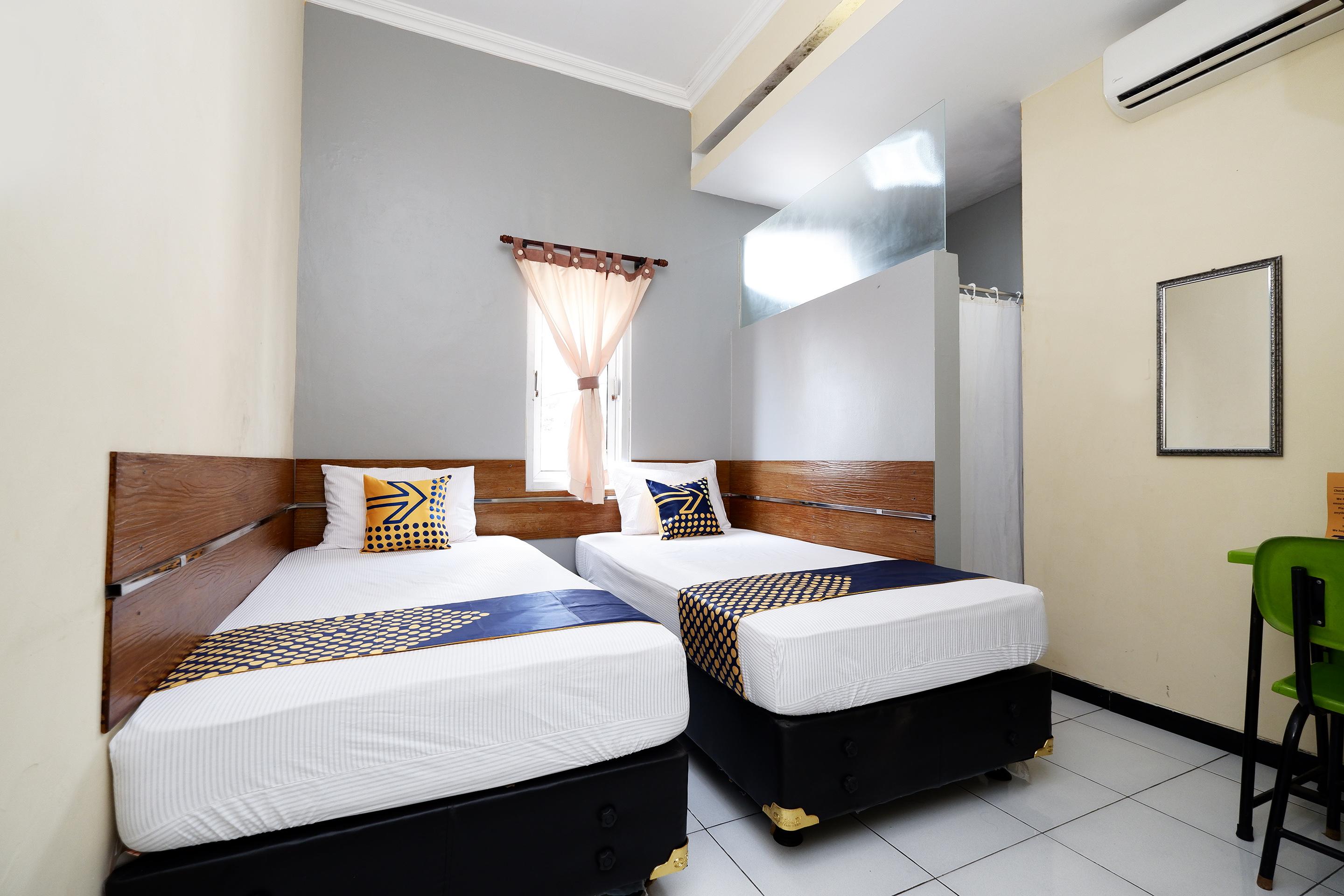 스팟 온 2209 솔로 포인트 샤리아 호텔 Surakarta  외부 사진