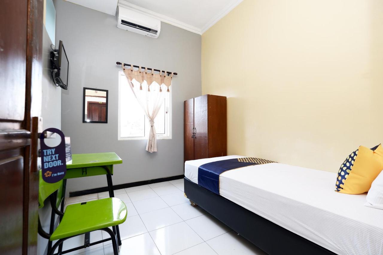스팟 온 2209 솔로 포인트 샤리아 호텔 Surakarta  객실 사진
