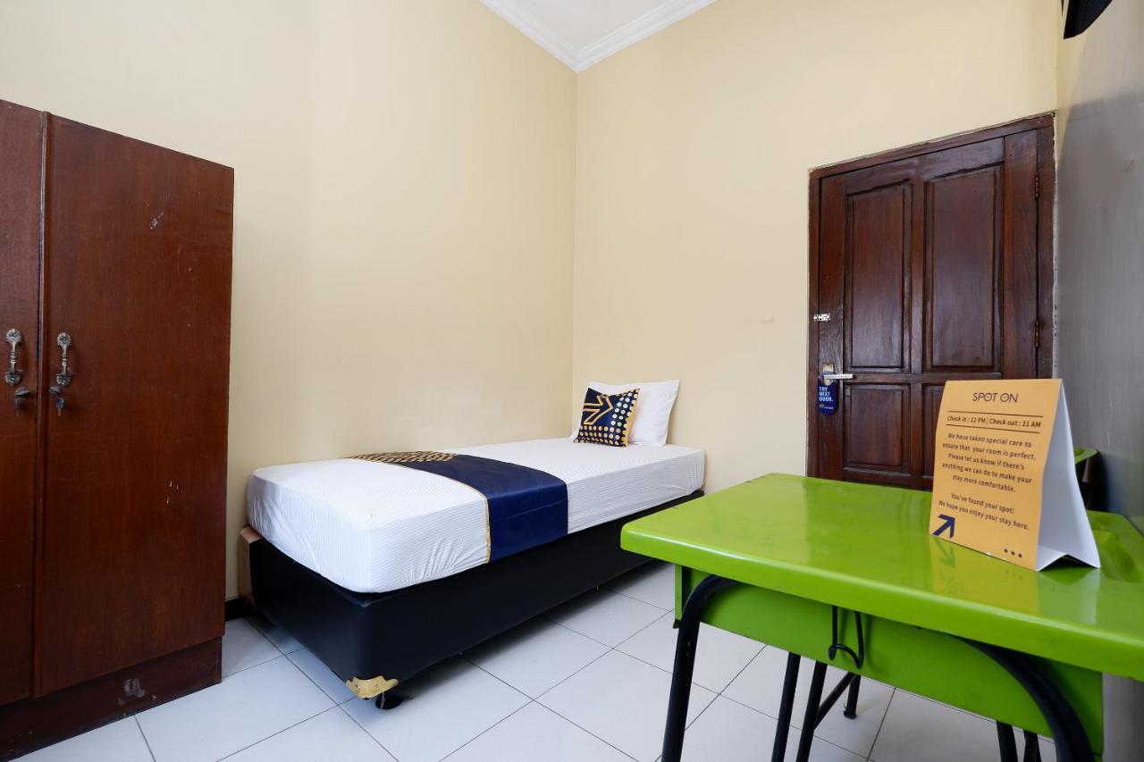 스팟 온 2209 솔로 포인트 샤리아 호텔 Surakarta  객실 사진